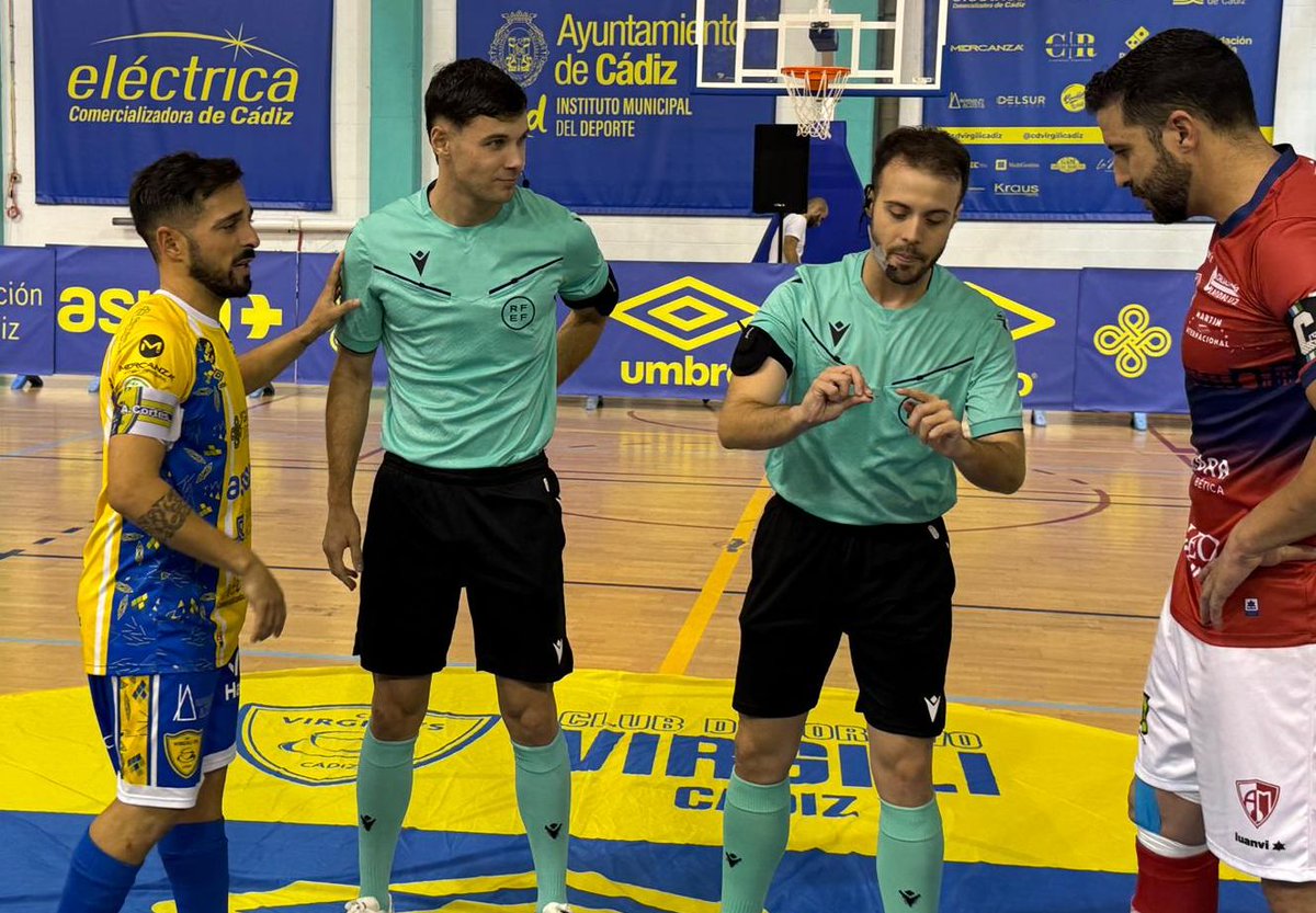 Futsalsur's tweet photo. 🟢 Pésima actuación de los colegiados J. Guzmán y A. García en el @CDVirgiliCadiz - @Mengibar_FS .Los 2 equipos descontentos; falta de personalidad, nivelando balanzas, y con una amonestación fuera de lugar acarreando expulsión que fue determinante. La temp dicta; no dan para más https://t.co/Bx78IgUv9u