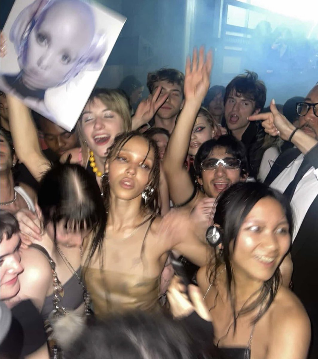 InfoFKATwigs's tweet photo. FKA Twigs na festa de lançamento do seu novo álbum EUSEXUA Afterglow, celebrando a nova era ao lado dos fãs. https://t.co/xL2aGPP3bS