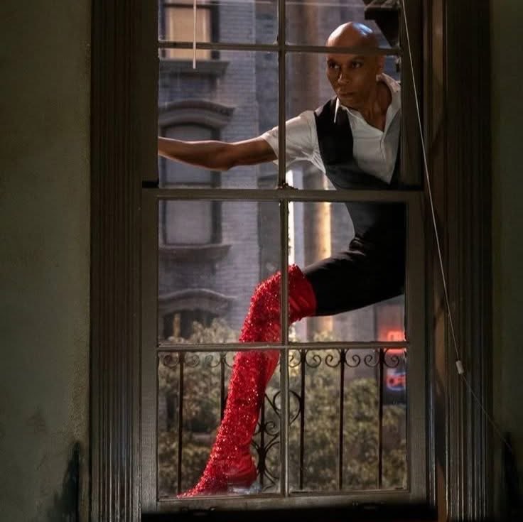 Cynthia Erivo resguardando el cuarto de Ariana Grande durante la madrugada para asegurarse de que no se meta ningún /\s1/\tico: