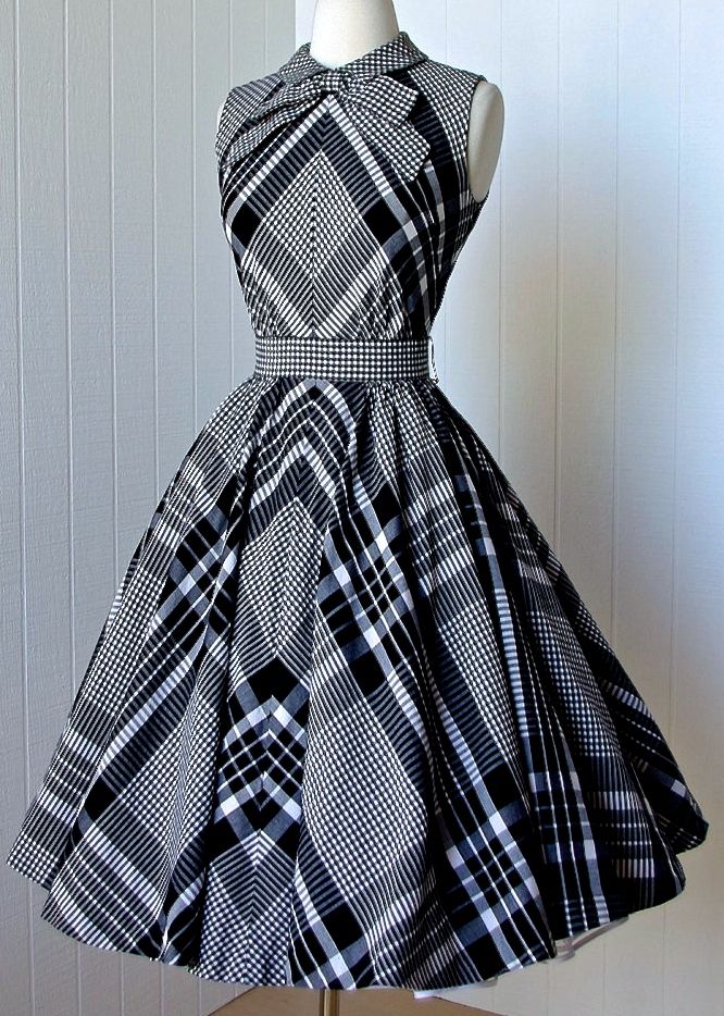 チェック柄がとっても素敵な1950年代のパーティードレス。ブランドは、ニューヨークのスージー・ペレット。 当時流行の最先端だった、ディオールの「ニュー・ルック」にインスパイアされた一着です。