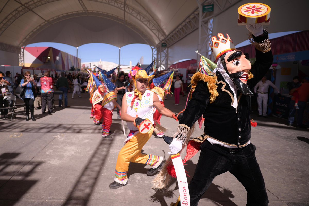 GobiernoVer's tweet image. La Danza de los Moros y Cristianos se presentó en el Tianguis Internacional de Pueblos Mágicos, en Pachuca, Hidalgo. ✨

Un momento donde la historia y la cultura se compartieron a través de una expresión que cautiva por su identidad y significado. 🎭

#VeracruzEstáDeModa🎊