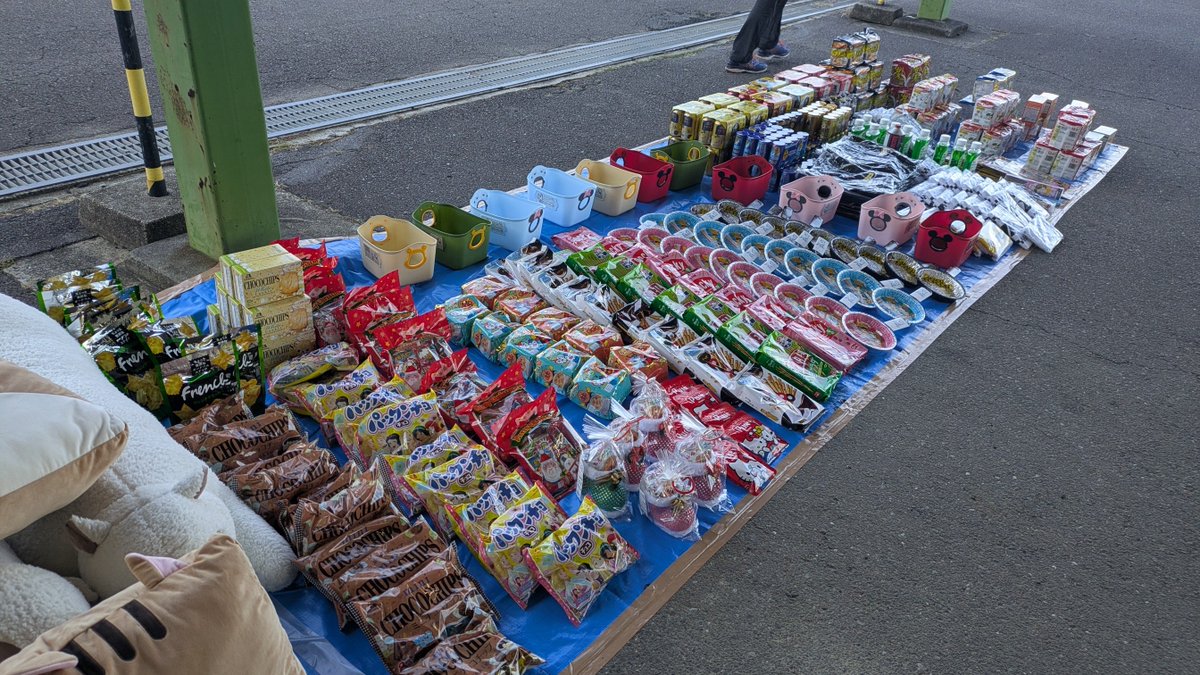 本日の抽選会商品！！ ツーシーターには厳しい50型テレビが2つもある！！