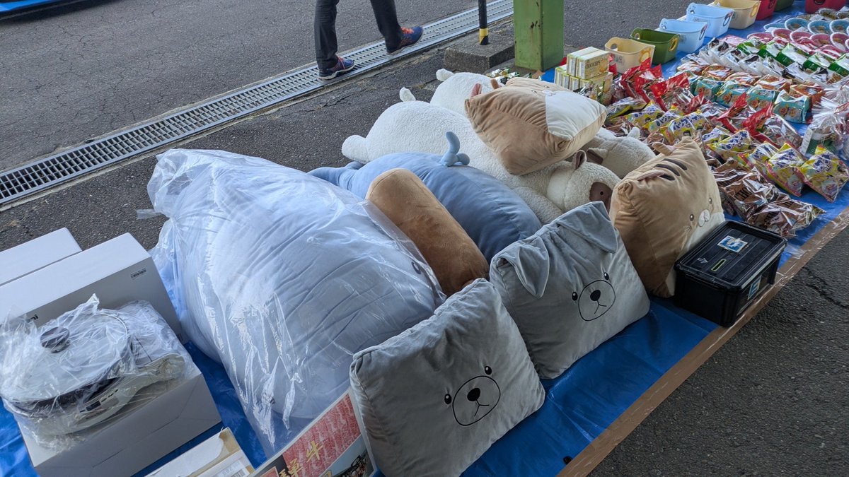 本日の抽選会商品！！ ツーシーターには厳しい50型テレビが2つもある！！