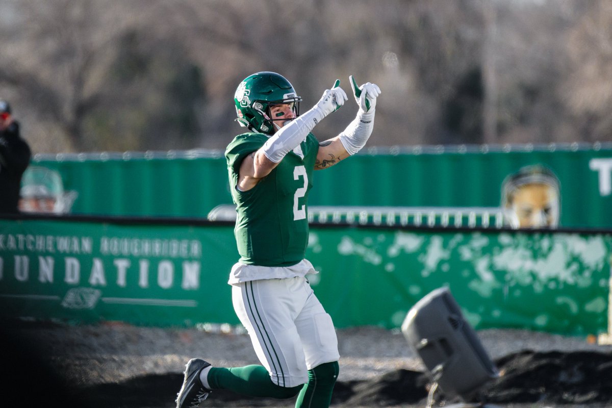 CanadaWest's tweet image. HUSKIES WIN THE MITCHELL BOWL 💚

What an effort. The @skhuskies take down OUA champion Queen's 22-11! 

For the third time in five seasons, the Dogs are headed to the VANIER CUP 🏆

#BringitHome | #WePlayforAA