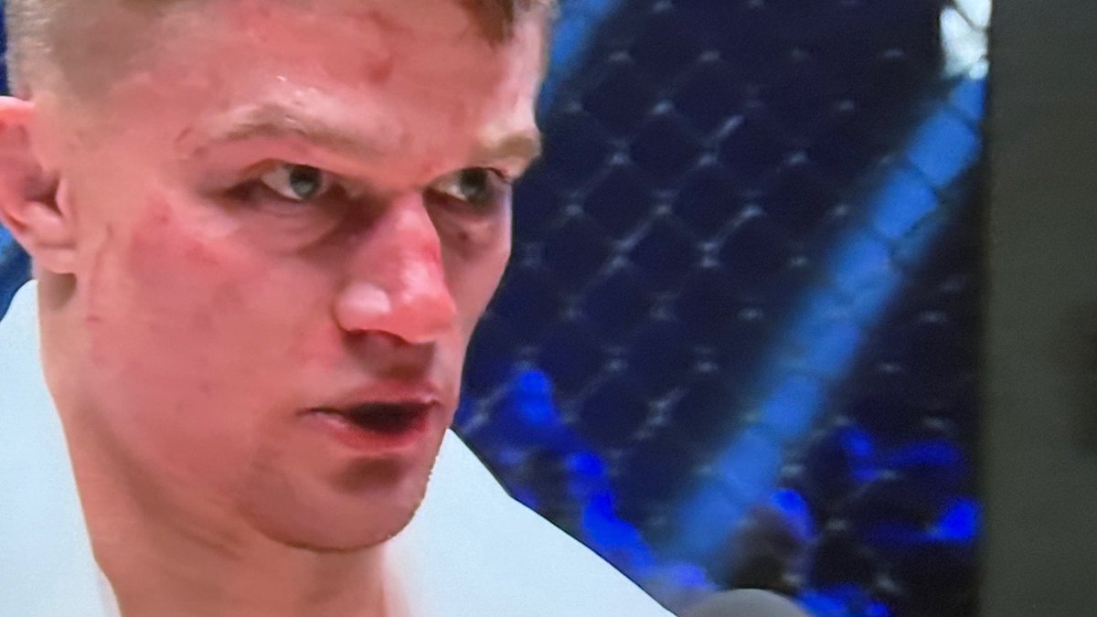 - Przepraszam, muszę to powiedzieć, żebym nie zapomniał. Muszę się zwrócić do mojego rywala i jego narożnika: mój kraj obchodził ostatnio 107. rocznicę niepodległości.

- Życzę Wam, jako wielkim wojownikom, żeby któregoś dnia Wasza ojczyzna też odzyskała NIEPODLEGŁOŚĆ. 

Ogromny