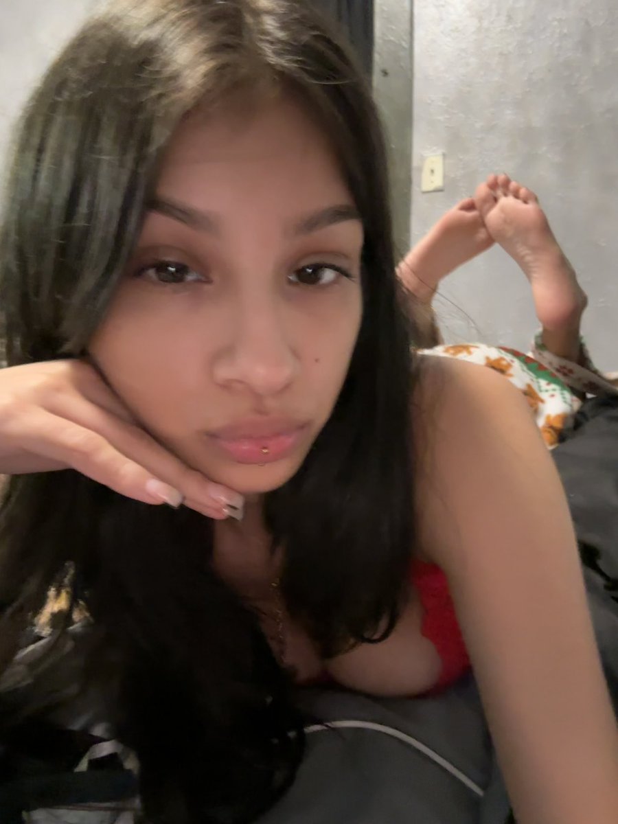 MoneyyMyaa25's tweet photo. Caught u staring n getting hard for feet weirdo😛 https://t.co/EHfp3ebQkV