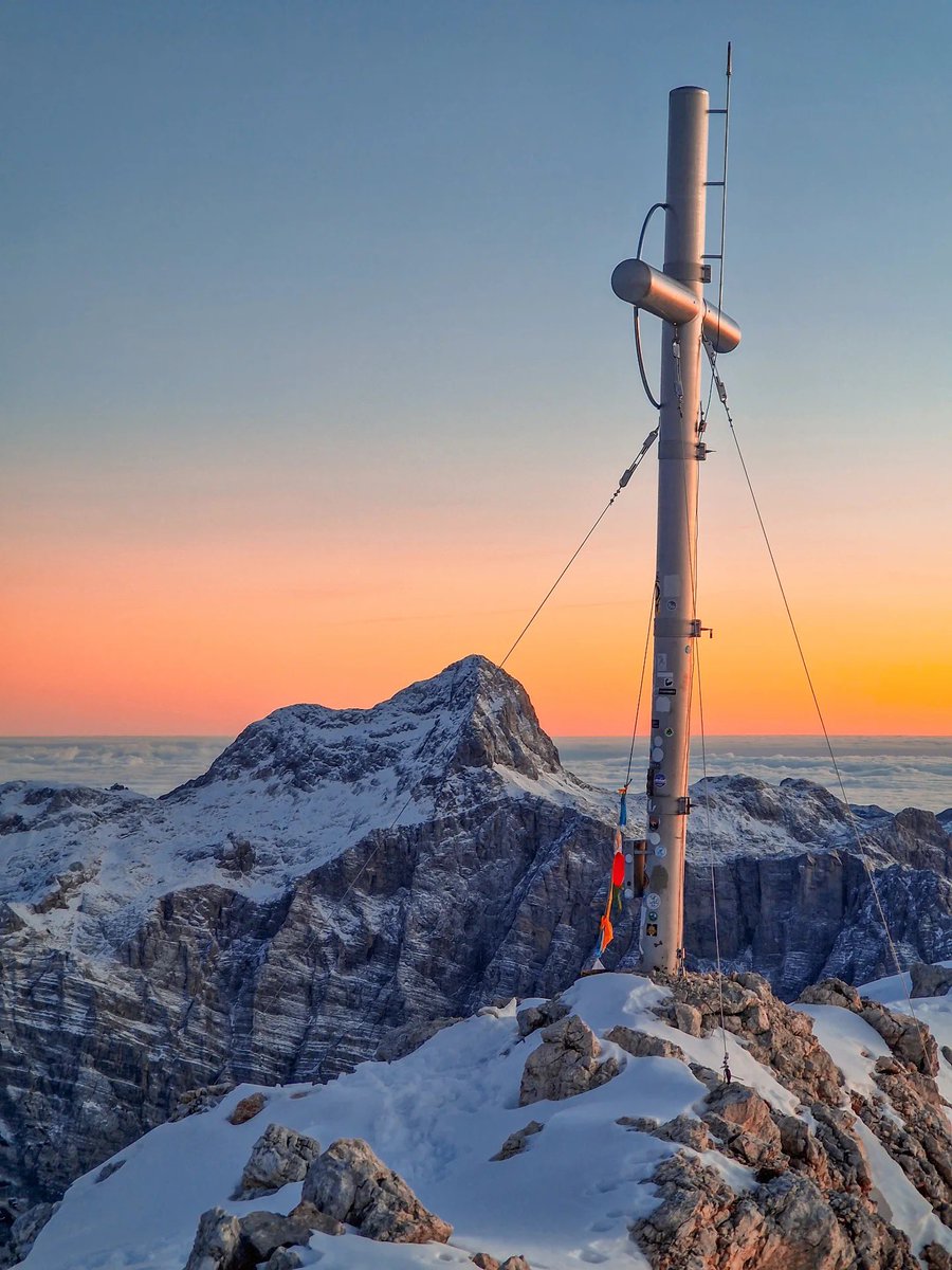 ExploringSlo's tweet image. Good morning from Mt. Škrlatica, the second highest mountain of Slovenia 😍
Photo by 📸 @medvedov_bostjan