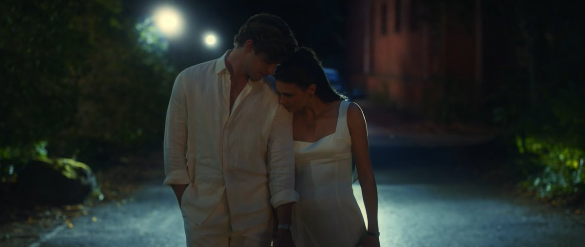 killxmy's tweet image. —¿En qué piensas? —susurra de repente, deslizando los dedos por mi piel.
«En que estoy enamorada de ti. En que eres el único para mí. En que esto me da miedo.»