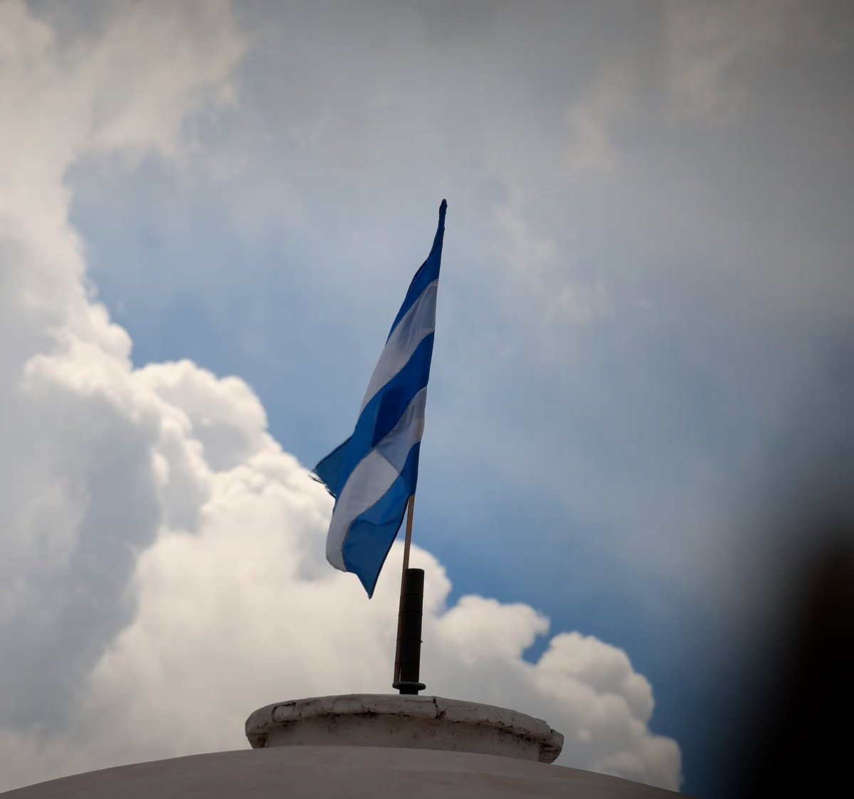 Club noble de gente de barrio que llegó a los lugares más lindos de América. Con el corazón en la mano, juro seguirte alentando. En las malas, en las malas, mucho más...