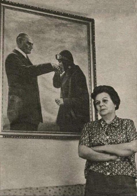 Dünyanın ilk kadın savaş pilotu Sabiha Gökçen, en sevdiği tablonun önünde.