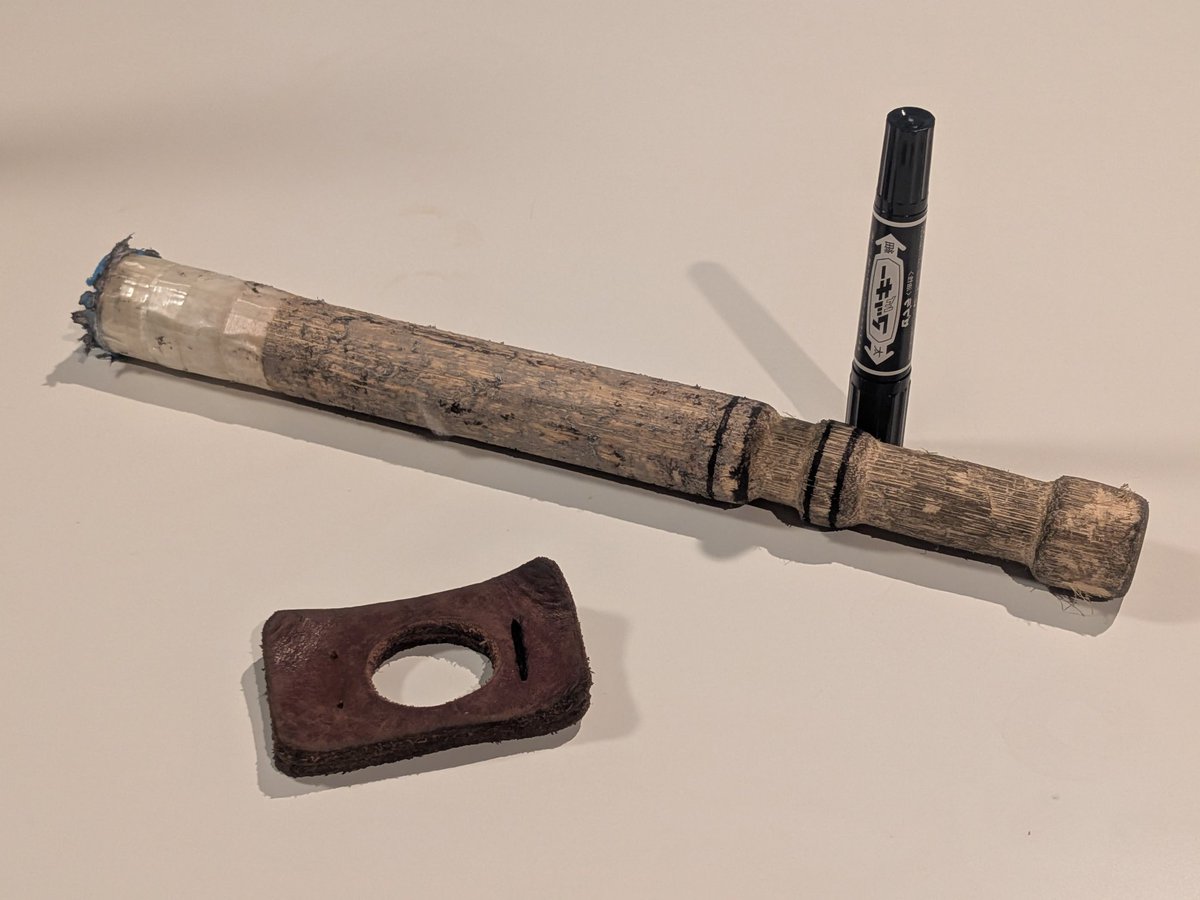 #アーマードバトル 用のラタンダガーがボロボロだったのでオーバーホール、クロスガードを円形にして、グリップも順手、逆手で持ちやすいように改修。

ついでにダガーの鞘に自分の紋章を掘って、塗ってみた。
#ナイトウォーズ