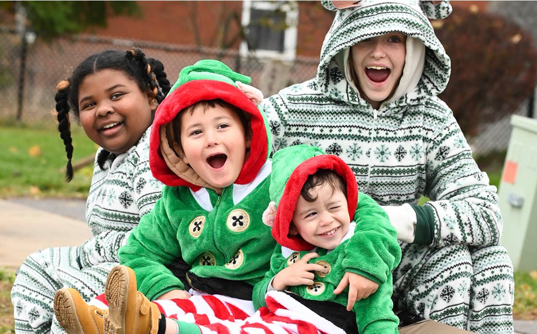 HaltonHillsTday's tweet image. IN PHOTOS: Christmas spirit shines through soggy weather at Acton Santa Claus Parade: bit.ly/4r3B2k1