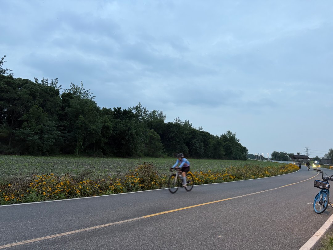 beckandreckdeck's tweet image. Night riding is so much fun! 🌙🚴‍♂️