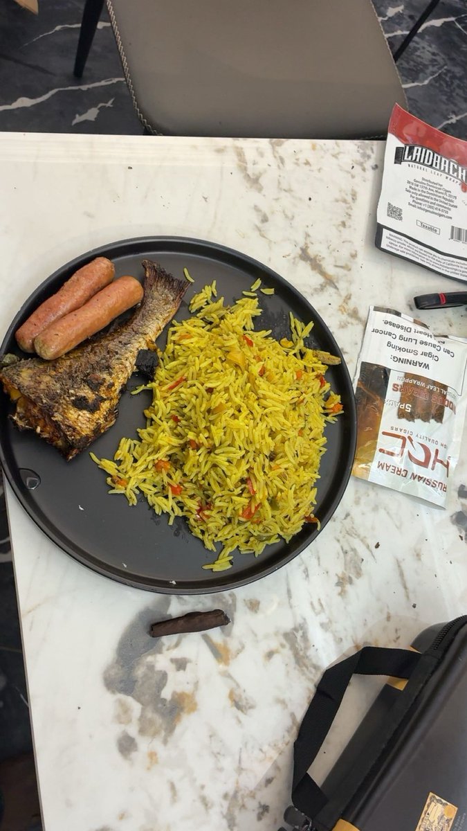 UrglyGramm's tweet image. Another episode of: even you wey no dey smoke never see food chop, lol