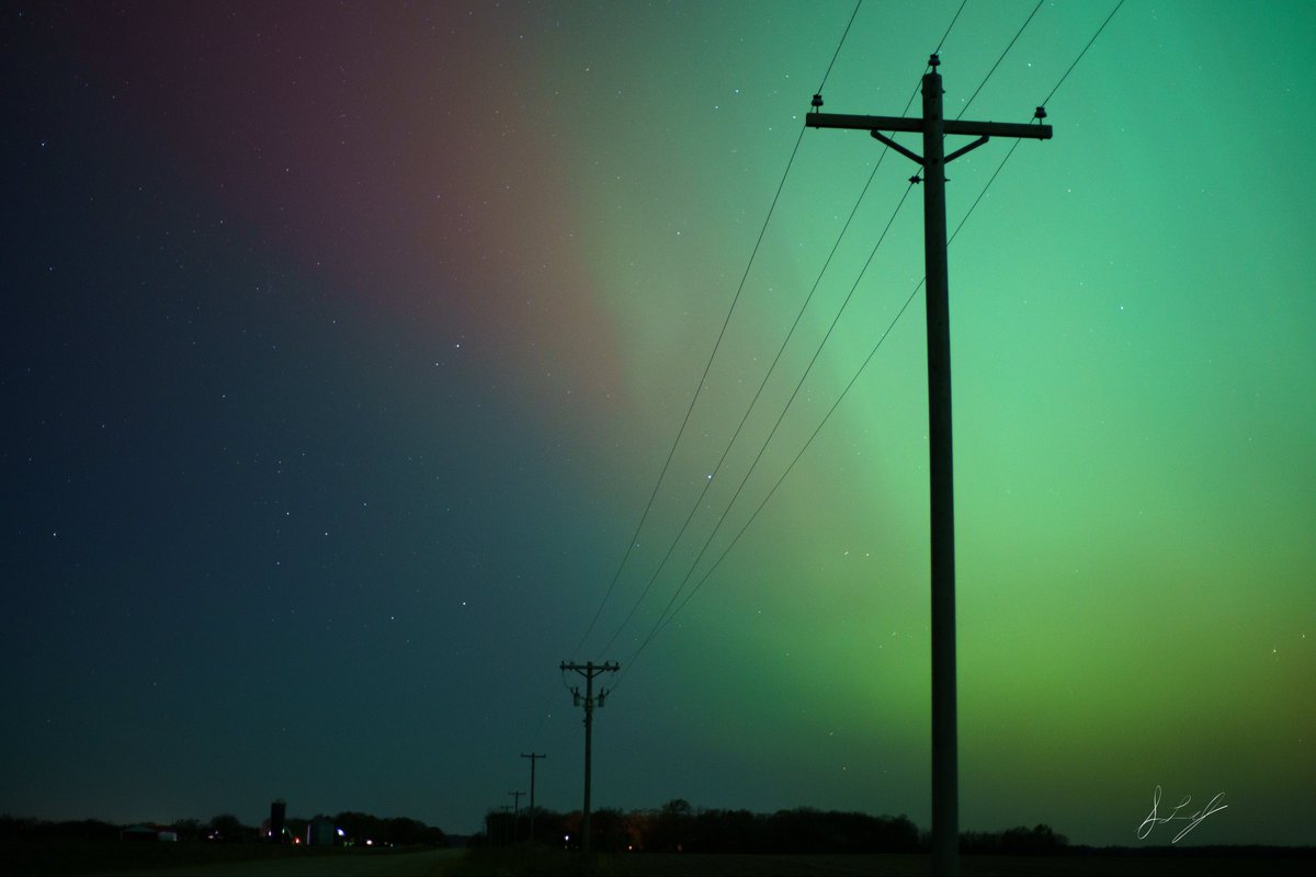 littlestlajy's tweet photo. the aurora from the countryside https://t.co/fPKCO08mnk