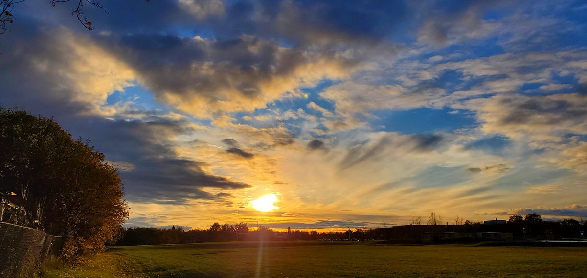 jacquesLeStrap1's tweet image. #Clouds always paint a great scene. #Sunset #keepitsmooth