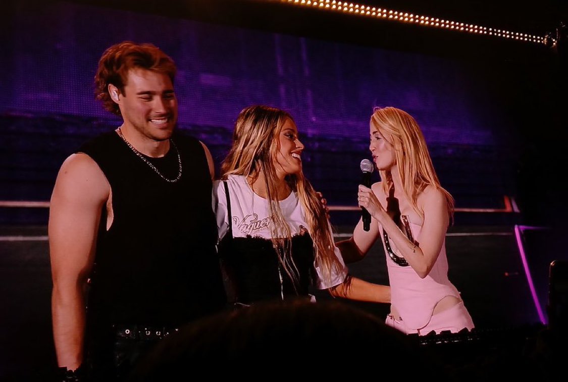 martinta90's tweet image. eu vou ser grata pra sempre por ter crescido com violetta e por ter vivido momentos tão especiais que a série me proporcionou. não tem nada mais lindo do que ver eles hoje no palco e reviver, com tanta nostalgia, tantas lembranças. eu amo eles e amo ter crescido amando eles.