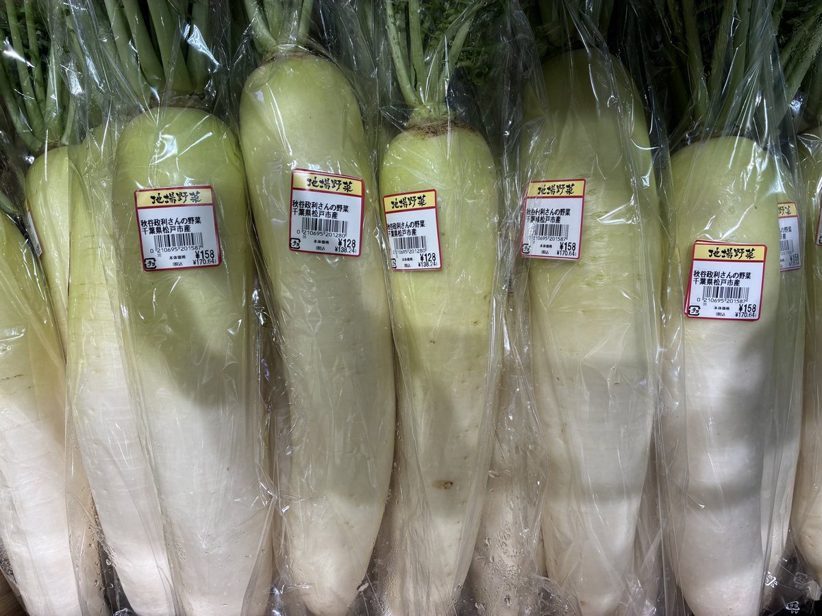 summitmatudo's tweet photo. #サミット
#新鮮野菜
本日も農家さん直送新鮮野菜を
豊富にご用意しております❗️

甘みの強い鈴木さんの長ネギや大根など
鮮度抜群です☆ https://t.co/IBLjG0GIHd