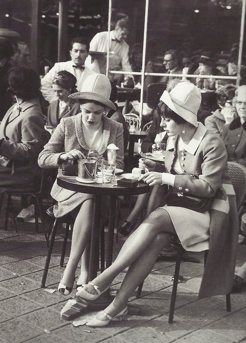 ■

Two fine ladies at a café on the Champs-Elysées.

Paris
1960s

© U𝖓k𝖔𝖜𝖓 𝖕𝖍𝖔𝖙𝖔𝔤𝖗𝖆𝖕𝖍𝖊𝖗