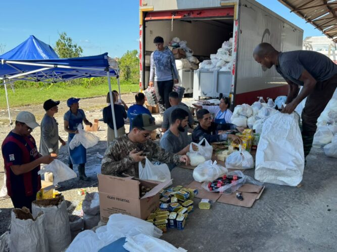 Con unas 20 toneladas de alimentos, aseo, ropas, calzados y otros transportados por Womy Equipment Rental, de la Zona Especial de Desarrollo Mariel, partieron a #SantiagoDeCuba, las empresas no estatales Sociedad Mercantil Productos Lácteos S.R.L. y la Unipersonal El Almirante.