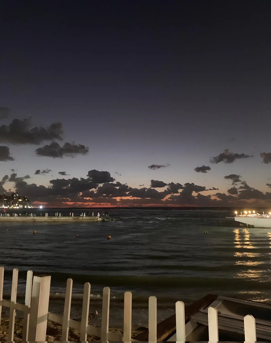 موجٌ يمضي… وهمٌّ يزول🤍