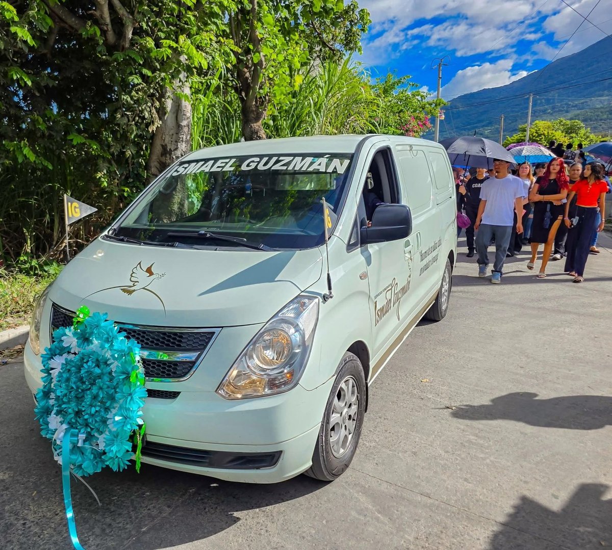 Con honores despedimos a Sonia y Evan Ramírez, madre e hijo, quienes fallecieron junto a seis familiares en Georgia. 

Somos Funerales y Capillas Ismael Guzmán 

#IsmaelGuzmánSV 
#Tepetitán 
#SanVicente
#USA
