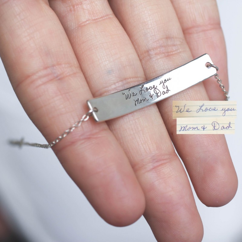 alluniqueness's tweet image. Wear their cherished touch always with our unique #CustomHandwritingBracelet. A truly lovely way to keep memories near. This #PersonalisedKeepsake jewellery makes a perfect, comfy #MemorialSignatureGift. Crafted with love. alluniqueness.com/Custom-Handwri…
