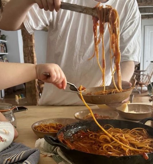 dos hambrientos tengo en la casa