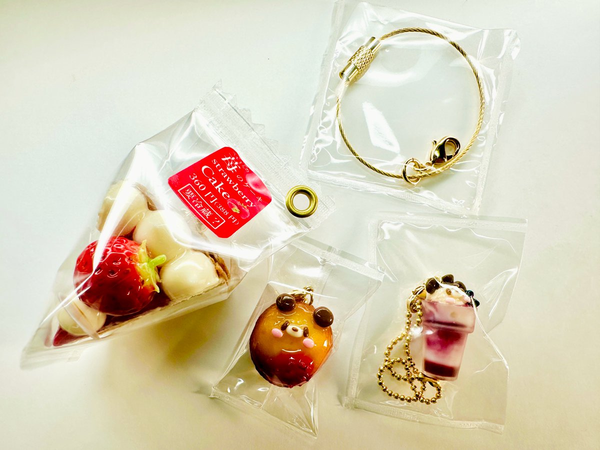 苺くまさん♡ ⭕️次回の販売作品① ・苺のショートケーキ ・クマちゃんクッキー