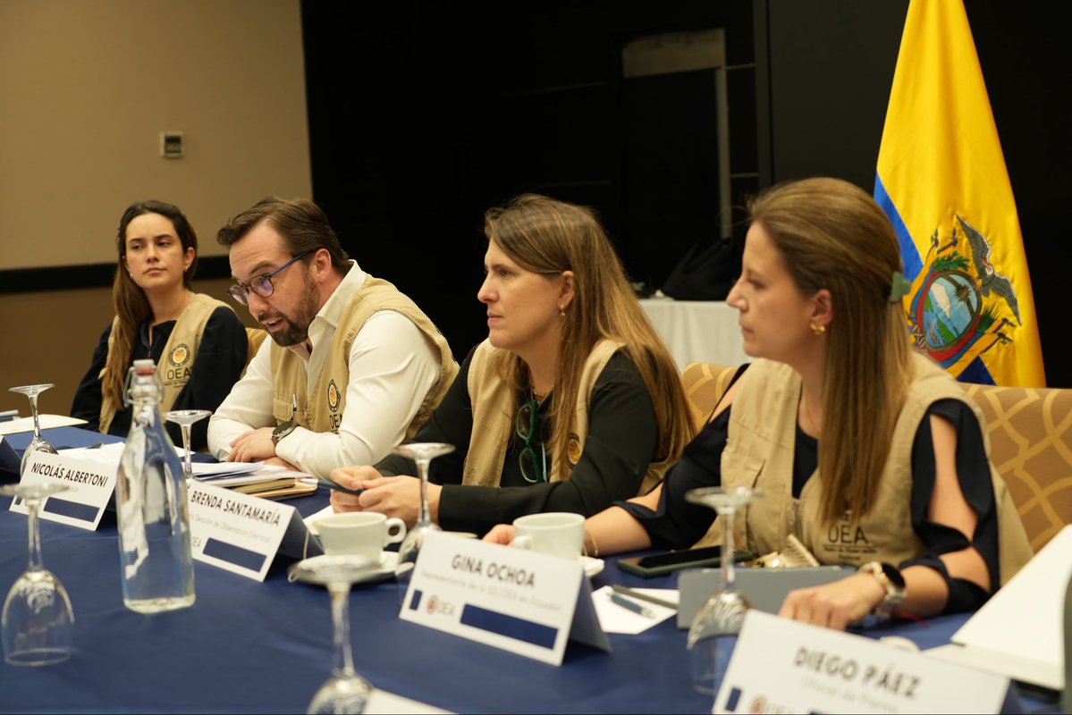 OEA_oficial's tweet image. La Misión Electoral de la #OEAenEcuador, liderada por @N_Albertoni, se reunió con el Director Ejecutivo de @FUNDAMEDIOS, @CesarRicaurte3.

Durante el encuentro compartió sus apreciaciones sobre el #ReferéndumYConsulta2025 🇪🇨.