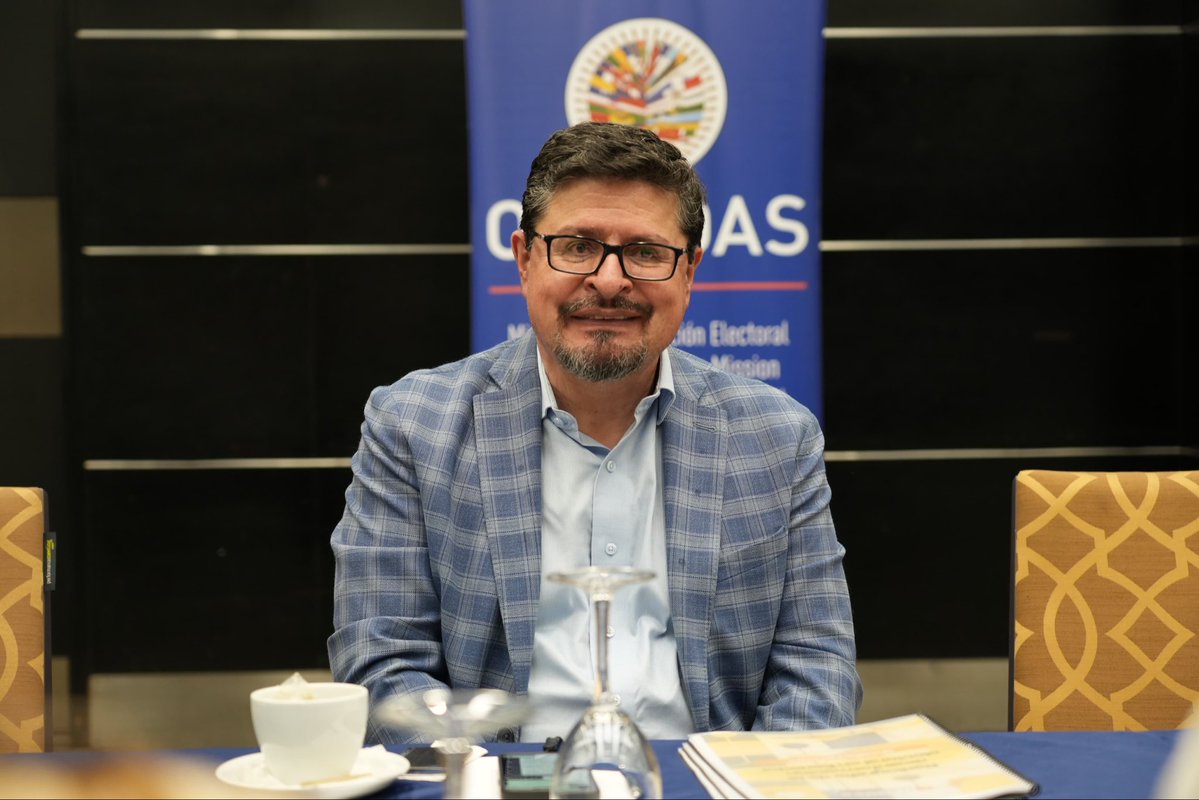 OEA_oficial's tweet image. La Misión Electoral de la #OEAenEcuador, liderada por @N_Albertoni, se reunió con el Director Ejecutivo de @FUNDAMEDIOS, @CesarRicaurte3.

Durante el encuentro compartió sus apreciaciones sobre el #ReferéndumYConsulta2025 🇪🇨.