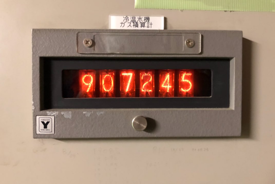 Cinnamon_danshi's tweet image. ニキシー管っていつまで使われてたのか謎なのよな
ここ昭和50年代後半の建物なんだけど、空調制御盤にニキシー管が使われてるのよ

しかし40年以上光りっぱなしなのに輝度がバリバリなのはすごい
さすが国産