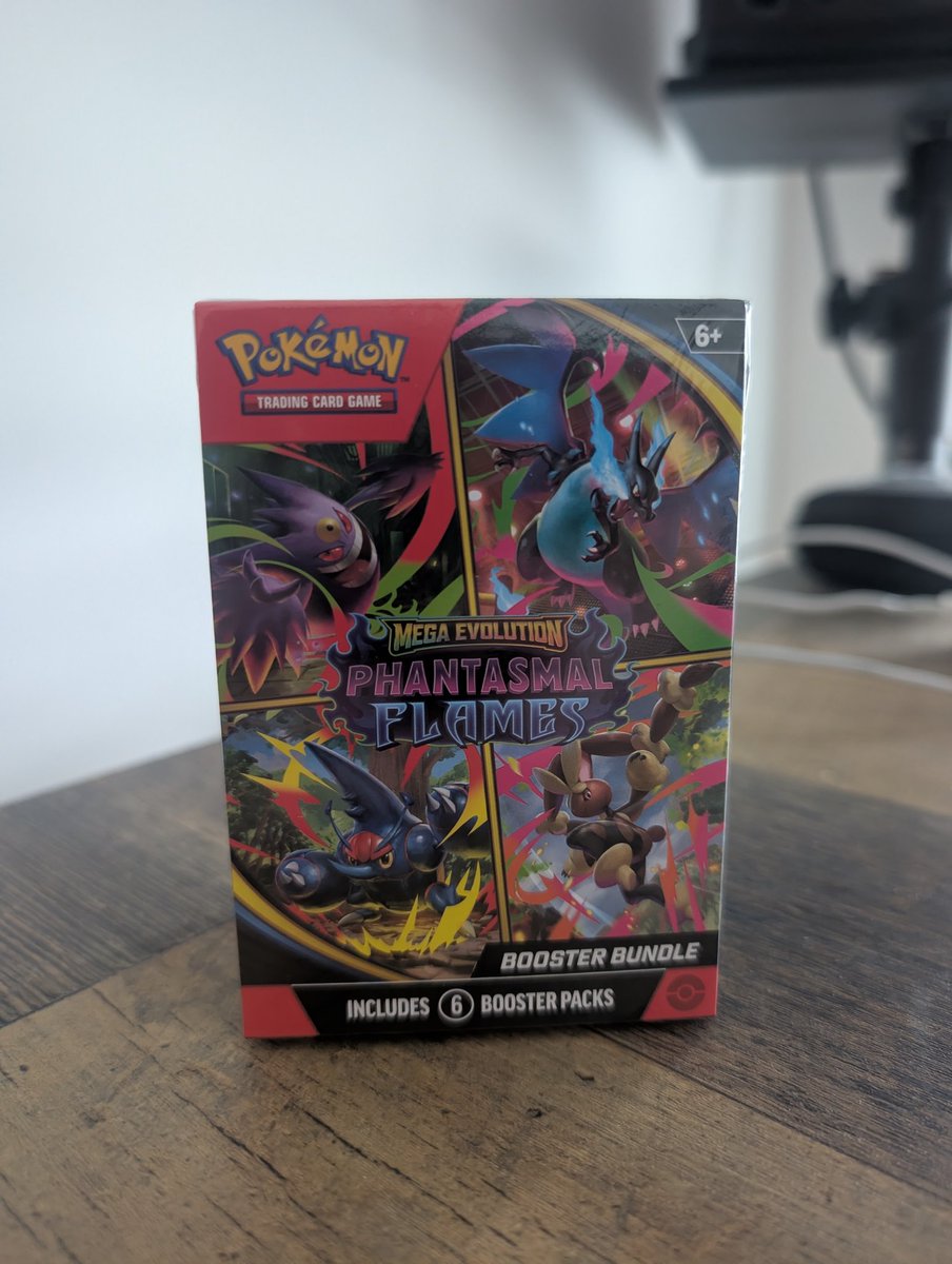 Hvvdes_'s tweet photo. Let's see what we get 
First few packs in years 
#pokemon https://t.co/o4dh0N3DBY