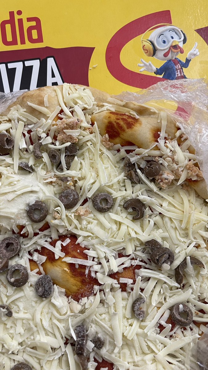 rafaacostam's tweet photo. E eu que só queria comer minha pizza de Lombo da @sadia e quando abro caixa a pizza é de mussarela e ainda tem uns pedaços de frango perdidos! Bem legal 👍🏼 https://t.co/wGpgeMESrw