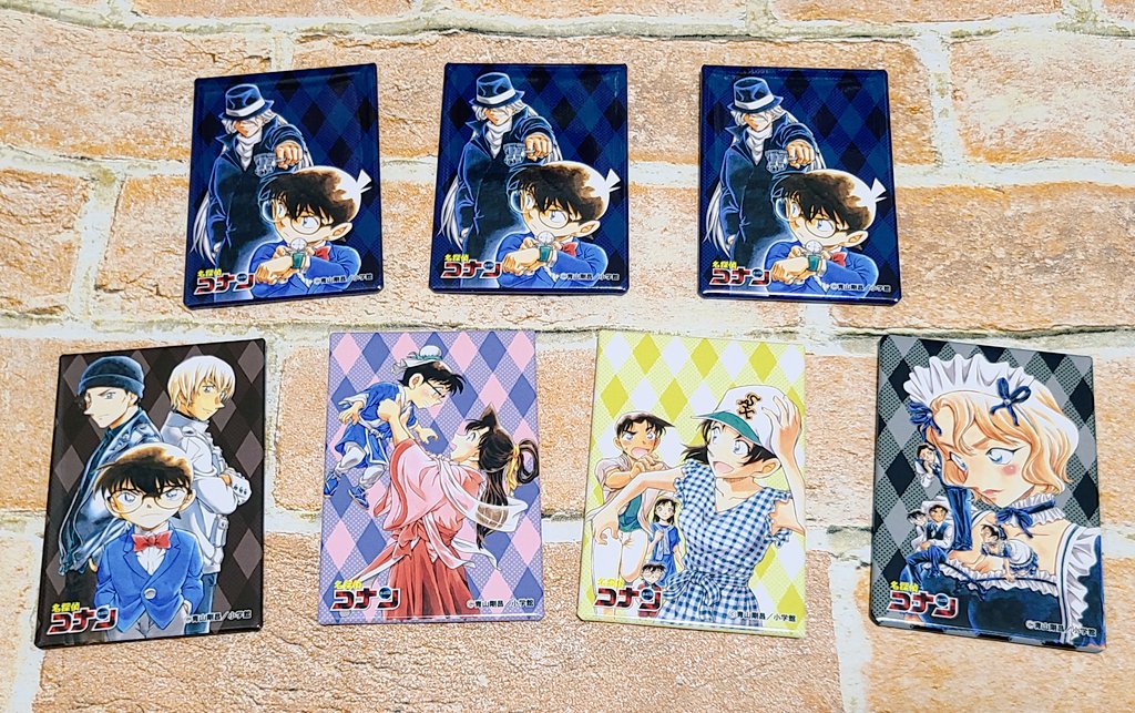コナンランドでバラチャレした、第1弾のスクエア缶バッジ(画像左)と