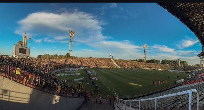 Jamas se les ocurra volver a compararse con nosotros... Porque nosotros SI tenemos historia..SI tenemos huevos... Algo que a ustedes jamas tuvieron.. esto es Aldosivi.. Una ciudad entera para vos
