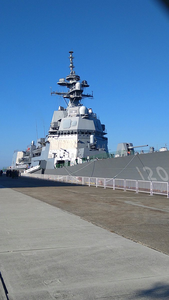 今朝の護衛艦しらぬい 大阪港中央突堤(天保山界隈) 日曜日の今日は特別