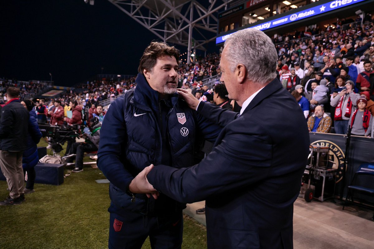 !!!!FINALLL🔚!!!!: #AmistosoFIFA
▶️Estados Unidos🇺🇲 2 - Paraguay🇵🇾 1
⚽Reyna🇺🇲 y Balogun🇺🇲 para 🇺🇲 / Alex Arce🇵🇾 para 🇵🇾!.

DATO: Paraguay🇵🇾 lleva 3 partidos consecutivos sin ganar: 1E/2D.

DATO: Paraguay🇵🇾 lleva 3 derrotas❌ consecutivas ante Estados Unidos🇺🇲.