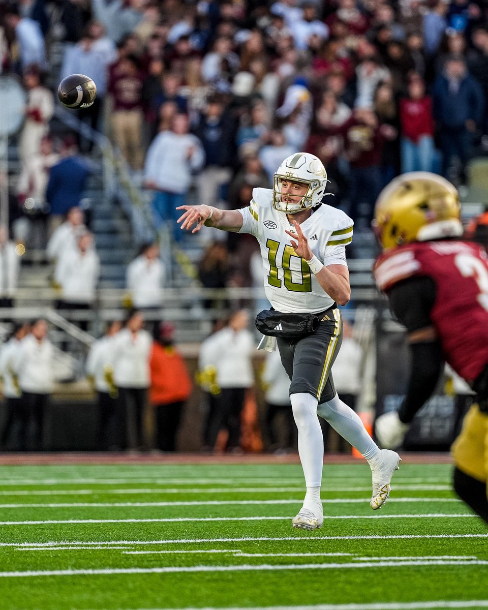 CFBKings's tweet photo. Haynes King in victory over Boston College:
โข 26/34, 425 total yards, TD, 0 turnovers
King is now third in total career yards in Georgia Tech program history. https://t.co/5OpEilIjX5