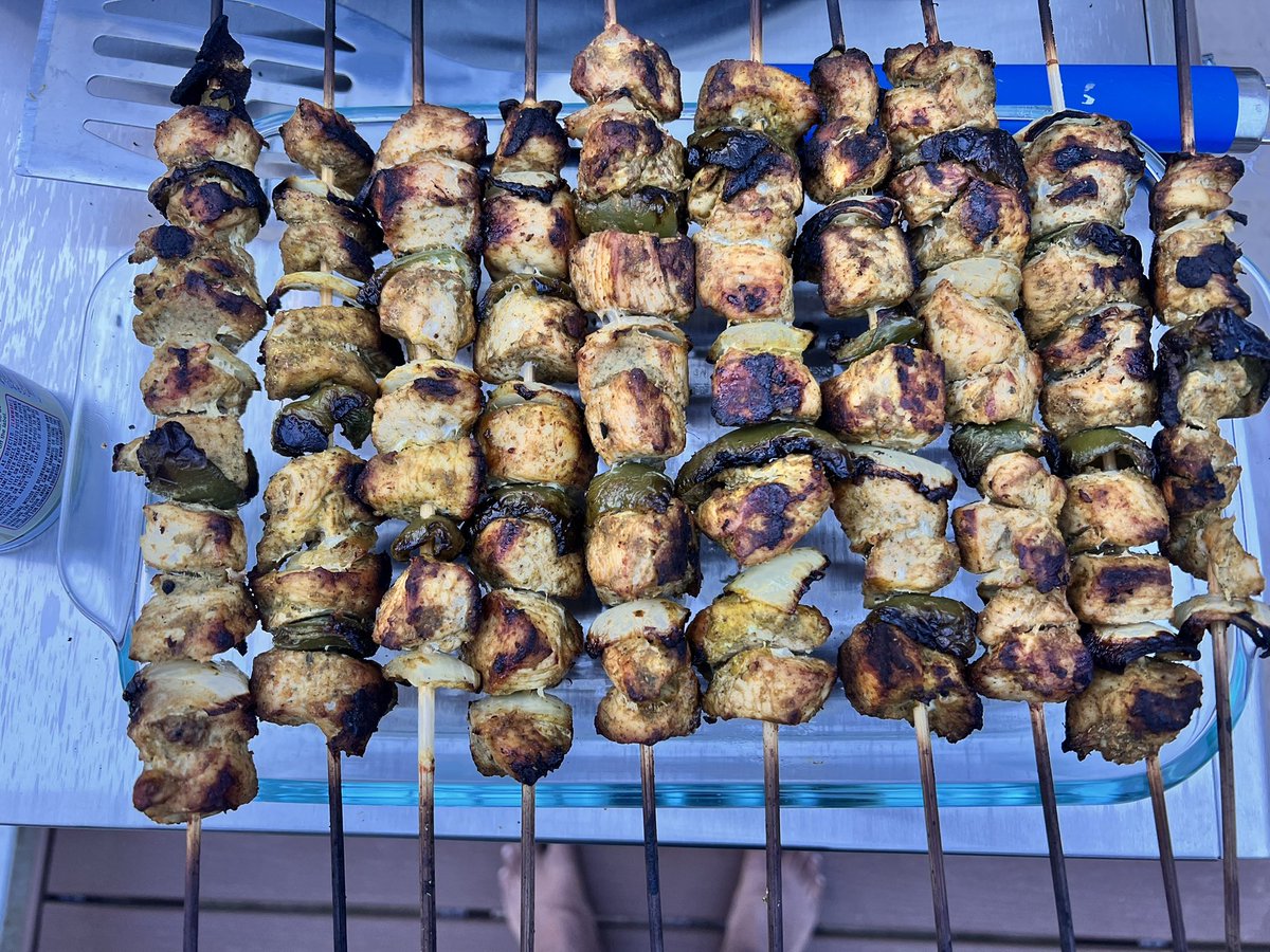 npulipati's tweet photo. When weather shows off… The grill has to answer…🧡

Skewers loaded, spices locked in, and that golden char hitting just right. Pleasant evenings + sizzling kebabs = pure happiness.  ✨

#Grill #WeekendVibes #FoodieLife #BackyardCooking #GoodWeatherGoodMood https://t.co/7Z7foEdMul