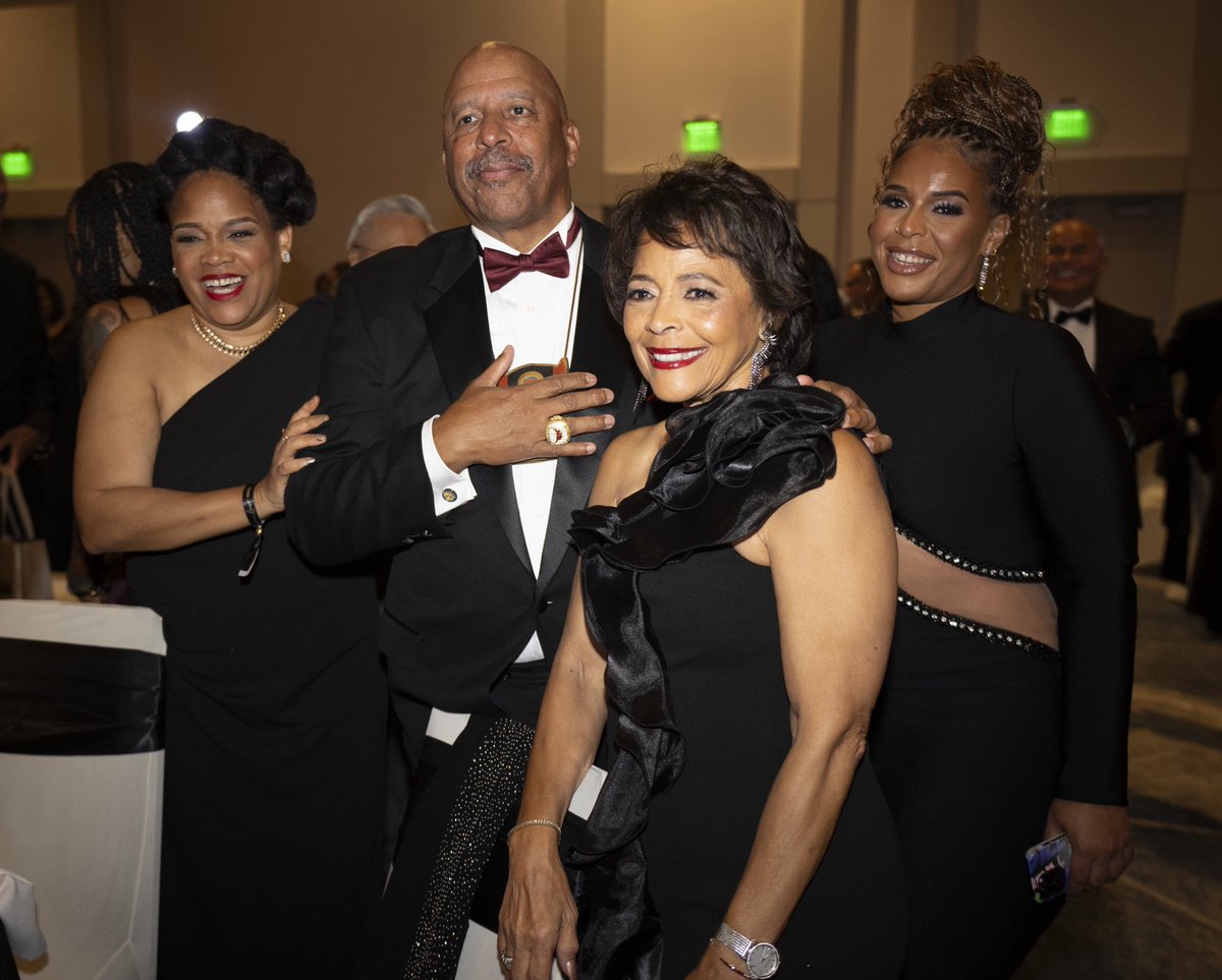 CSUDHPrezParham's tweet image. Last night’s gala celebrated the achievements of our students, and I was deeply honored to be recognized for my service as president. We also paid tribute to distinguished leaders and were grateful to share the night with our community partners and students, who make CSUDH thrive