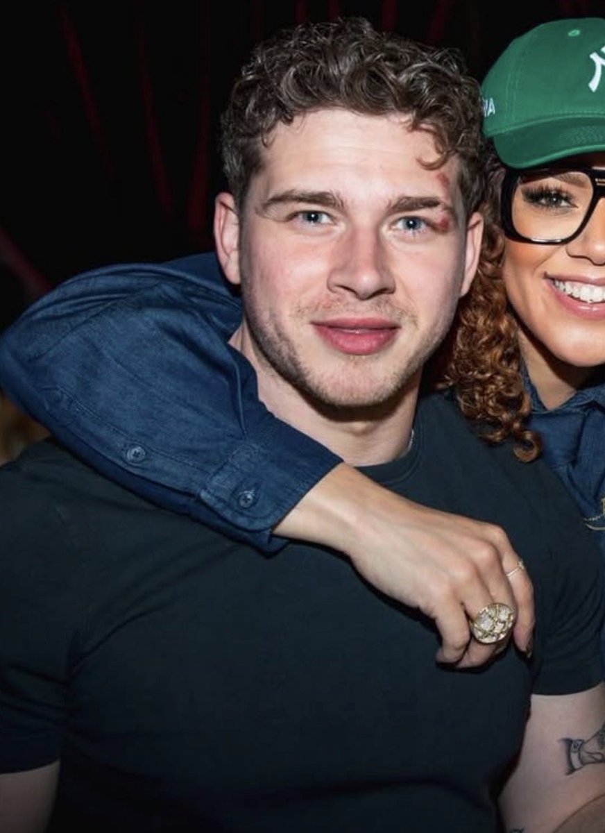 ravibuckleydiaz's tweet photo. HE IS SO FINE LIKE WHAT? https://t.co/91lpckvPmn