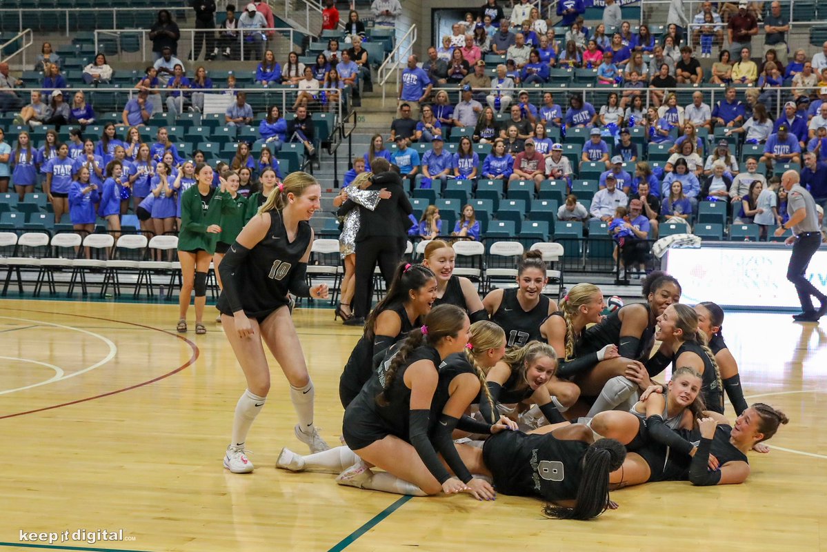 cphsvb2018's tweet image. Action Shots from punching our ticket today to head to state! Ready to get back to work. Let’s GO 💚🐺#CPProud #TheStandard #ForthepackWiththepack