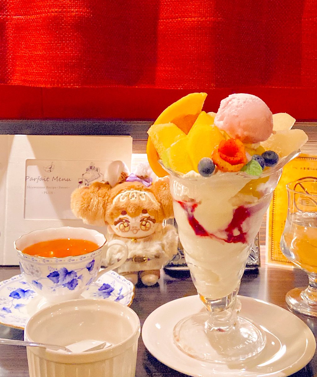 大きいパフェを目の前にして大興奮なちくわパンちゃん⊹. 🍨ˎˊ˗
 #mogu_____nui