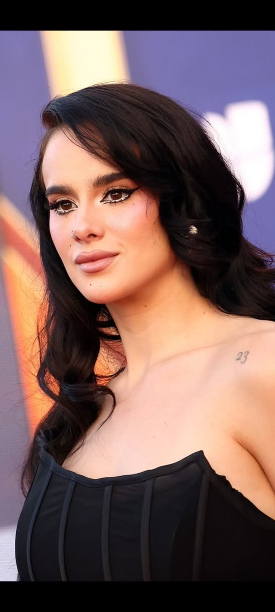 Bre239_'s tweet image. Solo porque pareces perro, tendrás estos huesos! 👑 @GalaMontes2 #curitas #galamontes #mujerempoderada