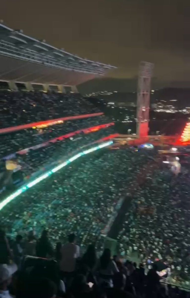 ElaFerris's tweet image. 60.000 personas en el monumental de Caracas en el concierto de Ivy Queen ahorita....