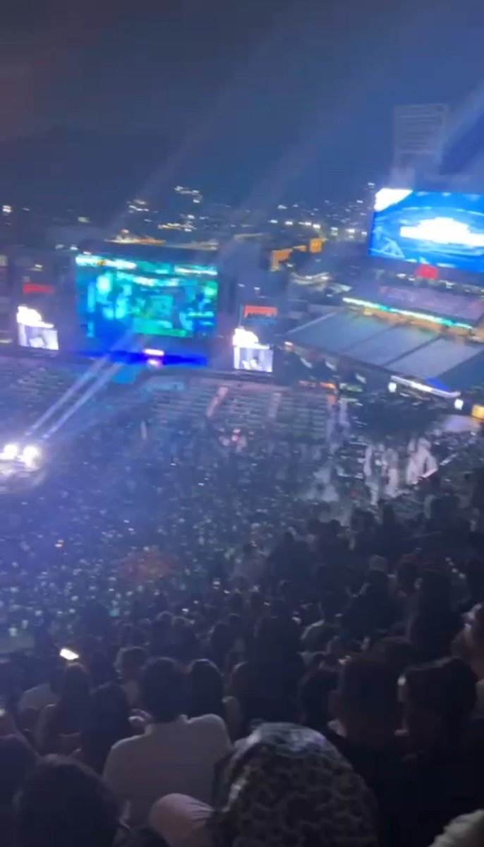 ElaFerris's tweet image. 60.000 personas en el monumental de Caracas en el concierto de Ivy Queen ahorita....