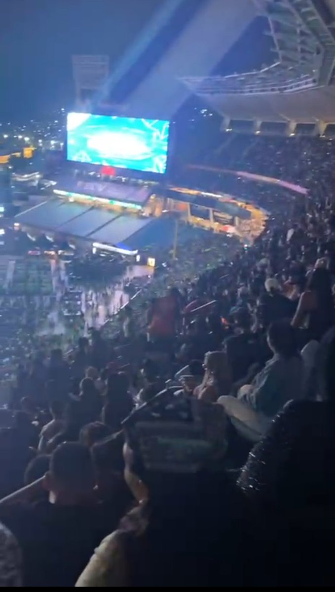 ElaFerris's tweet image. 60.000 personas en el monumental de Caracas en el concierto de Ivy Queen ahorita....