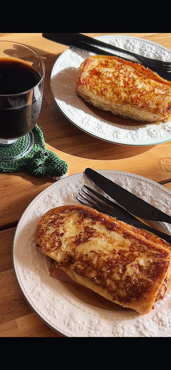 今日の朝ごはんは、
ハムチーズ フレンチトースト メープルシロップ掛け