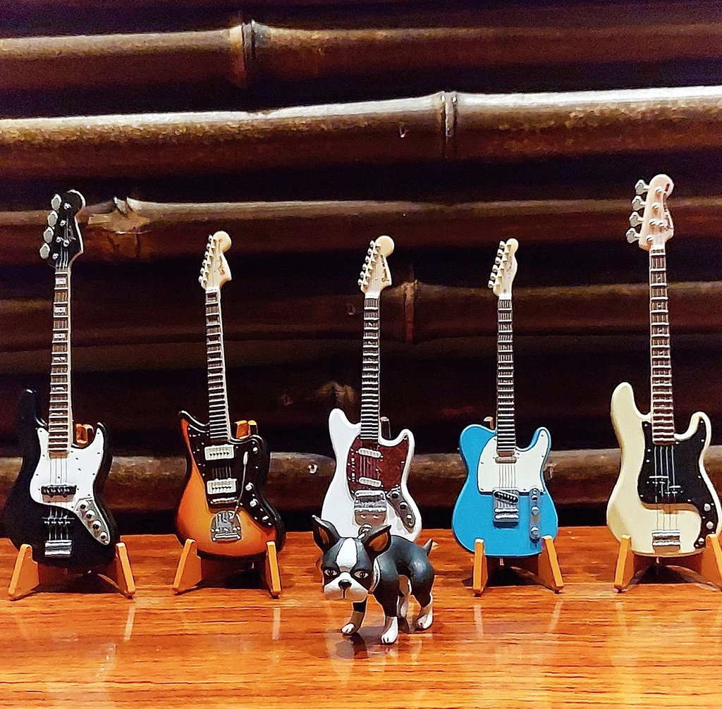 d4c_valent1ne's tweet image. フェンダーのミニチュアコレクション2⭐

今回はギターだけじゃなくベースもありました！

並べるとカッコいい😃

#Fender #ガチャ #キリトリセカイ
#ファインダー越しの私の世界 #写真
